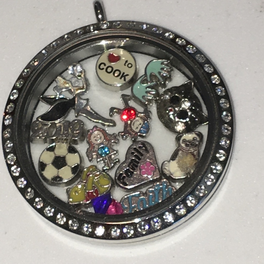 XXL FLOATING Locket With 12 Charms/8 crystals